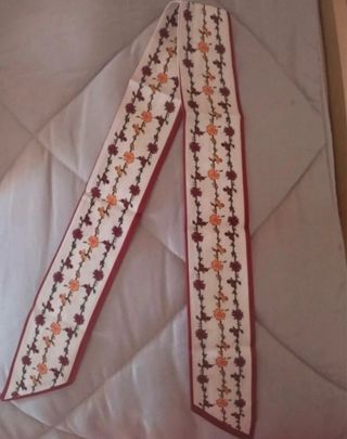 Foulard con fiori rossi e bianchi