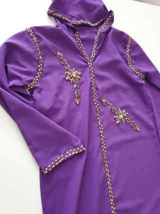 Jelaba niña morada bordada