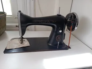 Máquina de coser Alfa antigua