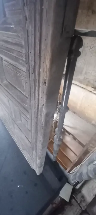 Puerta de madera castellana,muy antigua .