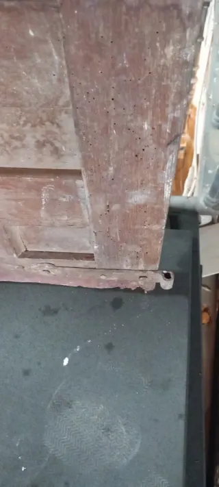 Puerta de madera castellana,muy antigua .