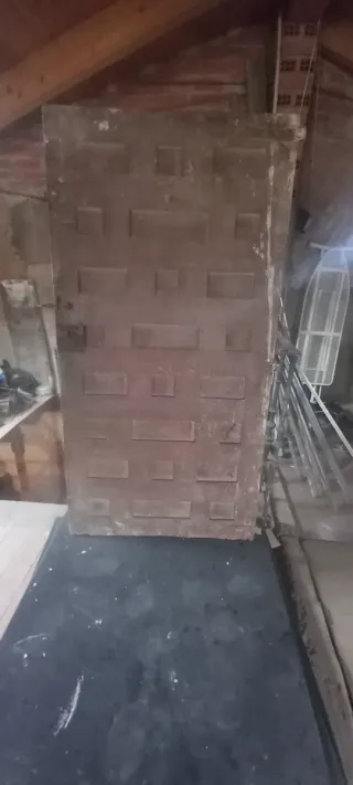 Puerta de madera castellana,muy antigua .