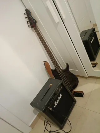 Un bajo electrónico