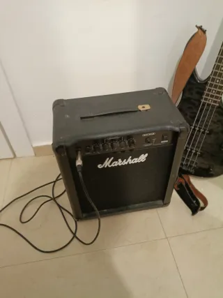 Un bajo electrónico