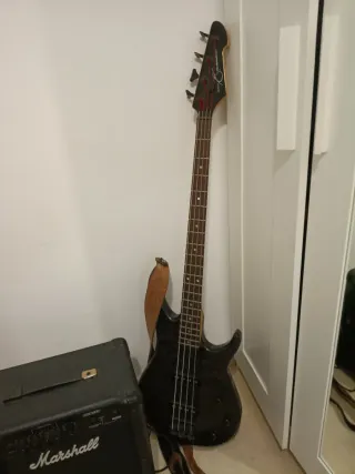 Un bajo electrónico