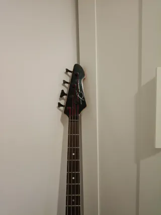 Un bajo electrónico