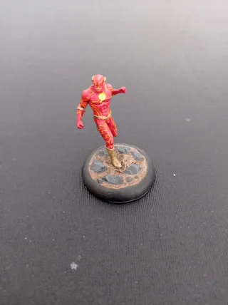 Figuras de metal de DC