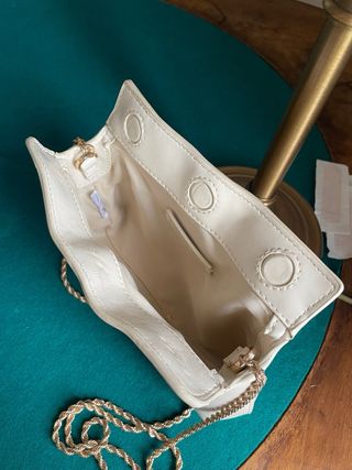 Bolso Mango blanco con cadena dorada