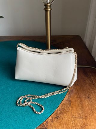Bolso Mango blanco con cadena dorada