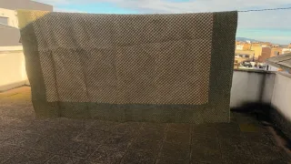 Alfombra de tela marrón y verde