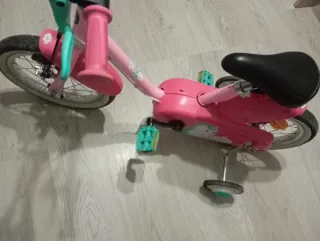 Bicicleta infantil rosa con ruedines