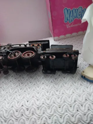 Locomotora y vagón de tren antiguo de hierro