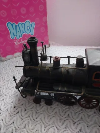 Locomotora y vagón de tren antiguo de hierro