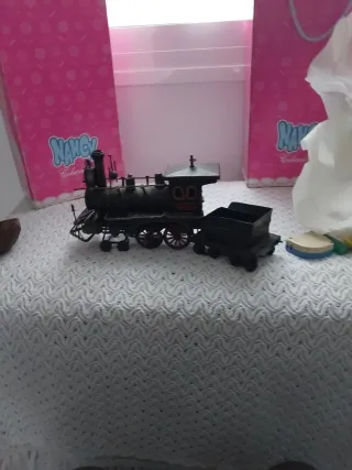 Locomotora y vagón de tren antiguo de hierro