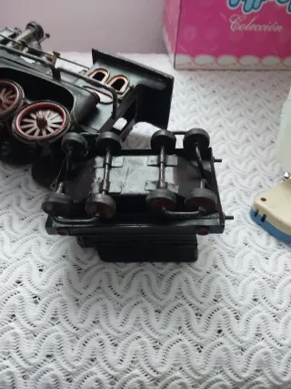 Locomotora y vagón de tren antiguo de hierro