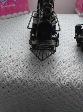 Locomotora y vagón de tren antiguo de hierro