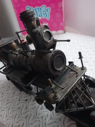 Locomotora y vagón de tren antiguo de hierro