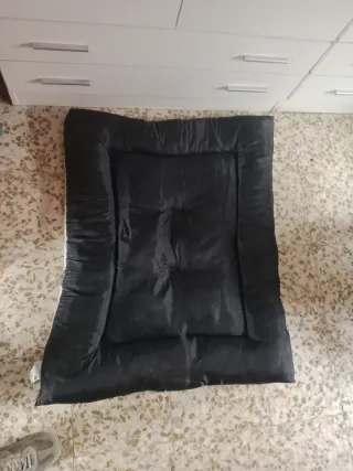 Cama para perro con estampado de hojas