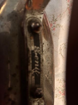 Ferro da stiro antico in metallo