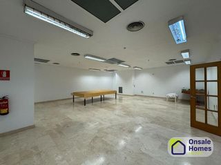 Local comercial en alquiler en Los Jardines de Marbella - La Ermita en Marbella