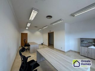 Local comercial en alquiler en Los Jardines de Marbella - La Ermita en Marbella