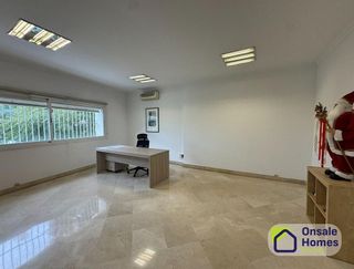 Local comercial en alquiler en Los Jardines de Marbella - La Ermita en Marbella