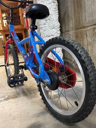 Bicicleta infantil azul y roja