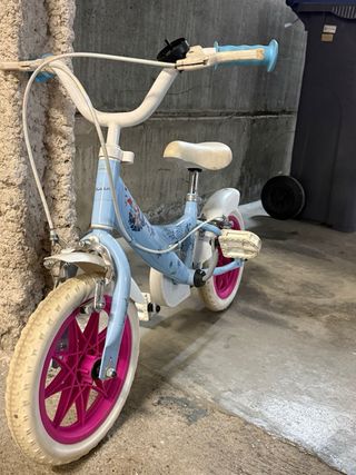 Bicicleta infantil azul y roja