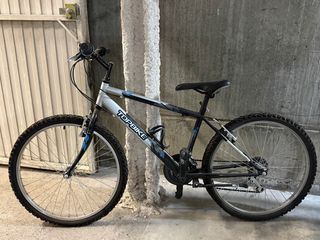 Bicicleta infantil azul y roja