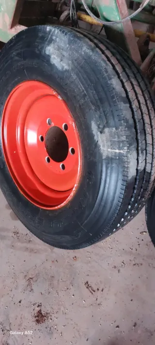 Ruedas de remolque agrícola con llantas