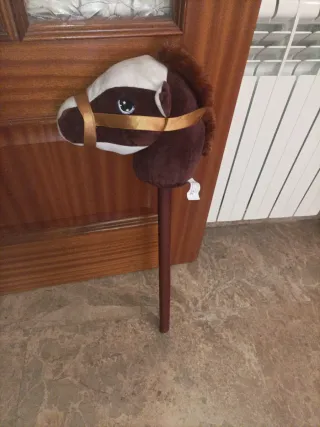 Caballo de juguete marrón con brida