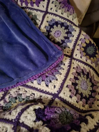 Manta tejida a mano de ganchillo