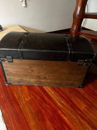 Baúl de madera y cuero