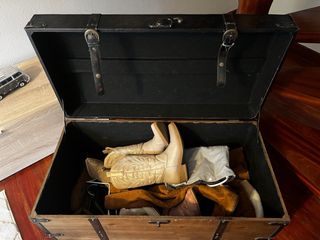 Baúl de madera y cuero