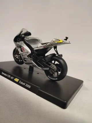 Maqueta Moto Yamaha YZR-M1 Valentino Rossi