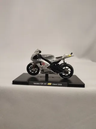 Maqueta Moto Yamaha YZR-M1 Valentino Rossi