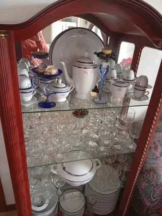 Vitrina de madera con vajilla completa