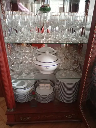 Vitrina de madera con vajilla completa