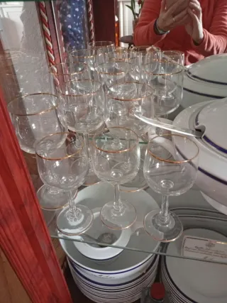 Vitrina de madera con vajilla completa