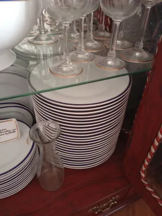 Vitrina de madera con vajilla completa