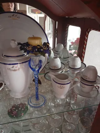 Vitrina de madera con vajilla completa