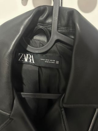 Cazadora efecto piel Zara