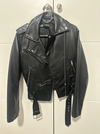 Cazadora efecto piel Zara