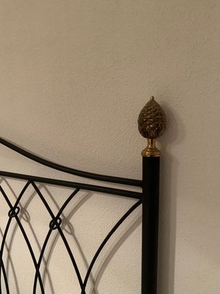 Cabecero de forja negro y dorado para cama de 150