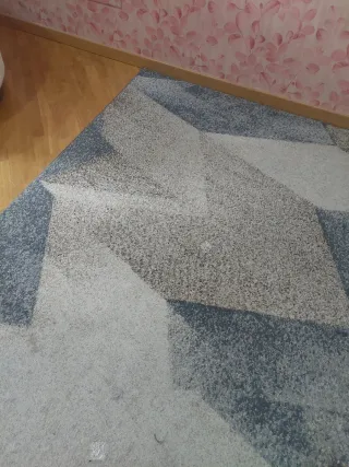 Alfombra geométrica azul y gris