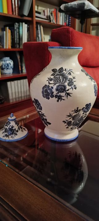 Jarrón de cerámica con flores azules