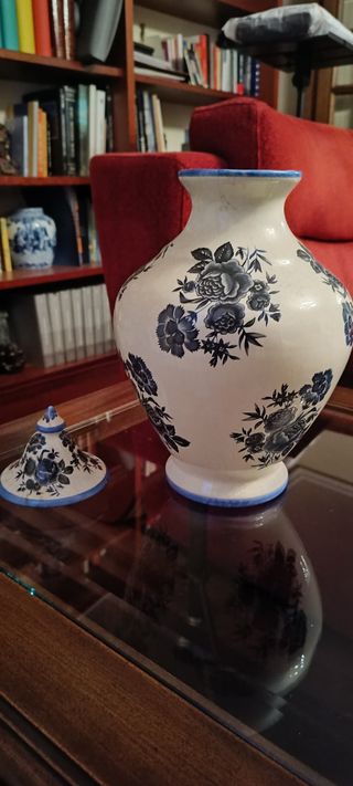 Jarrón de cerámica con flores azules