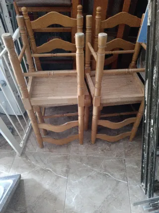 Juego de 4 sillas de madera