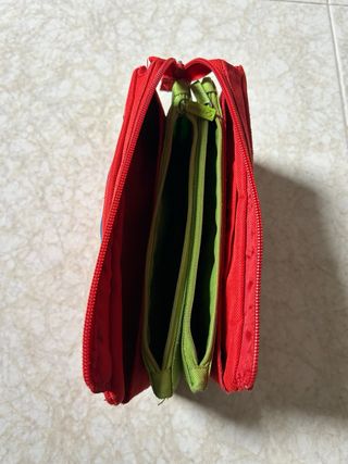Estuche rojo y verde