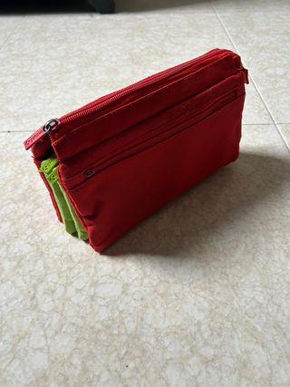 Estuche rojo y verde
